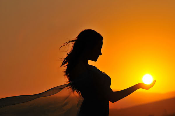 Source: http://lifebydmagdalene.files.wordpress.com/2012/04/girl-holding-sun.jpg?w=690